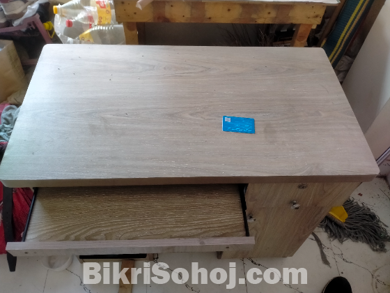 কম্পিউটার সেটআপ টেবিল